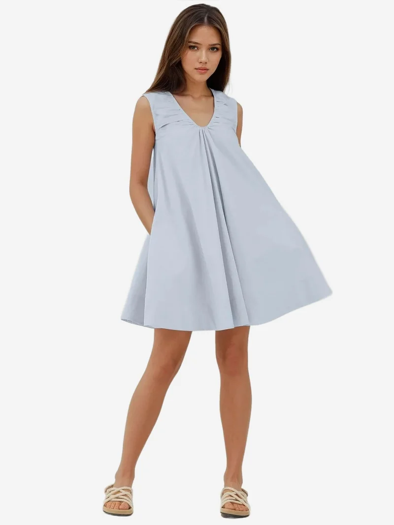 زوبعة فستان بياقة على شكل حرف  وقصة