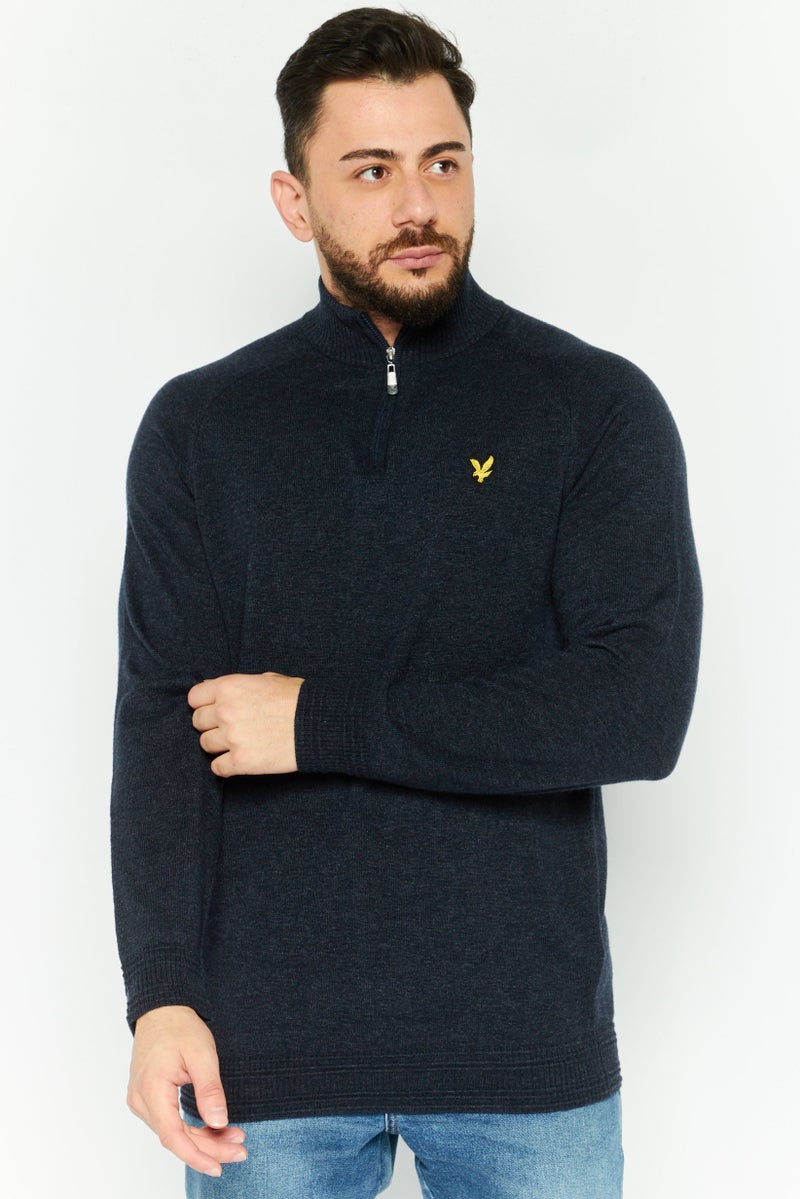 Lyle & Scott سويت شيرت رجالي بأكمام طويلة وياقة عالية بشعار العلامة التجارية، أزرق داكن - Image 1