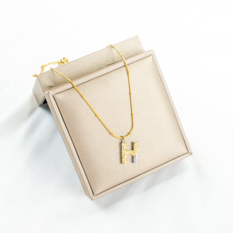 سلسلة أستانليس ستيل ذهبي × فضي مع دلاية مرصعة بفصوص الزيركون حرف H - Image 2