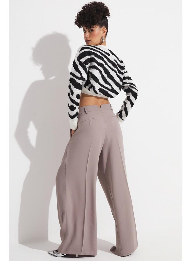 جون بنطلون واسع بخصر مطوي وتفاصيل رمادي حصري لشهر يونيو - Image 4