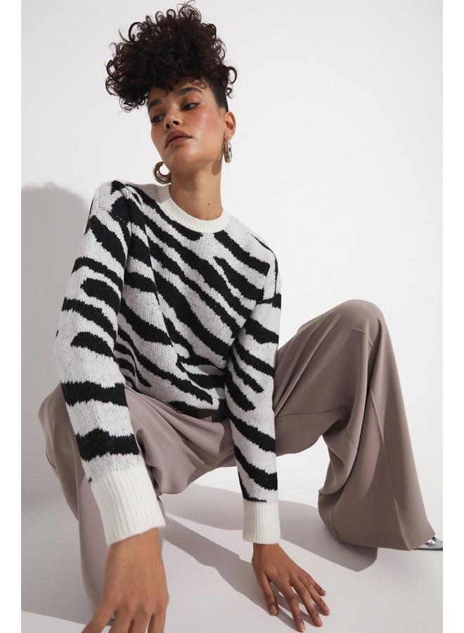 جون بنطلون واسع بخصر مطوي وتفاصيل رمادي حصري لشهر يونيو - Image 2