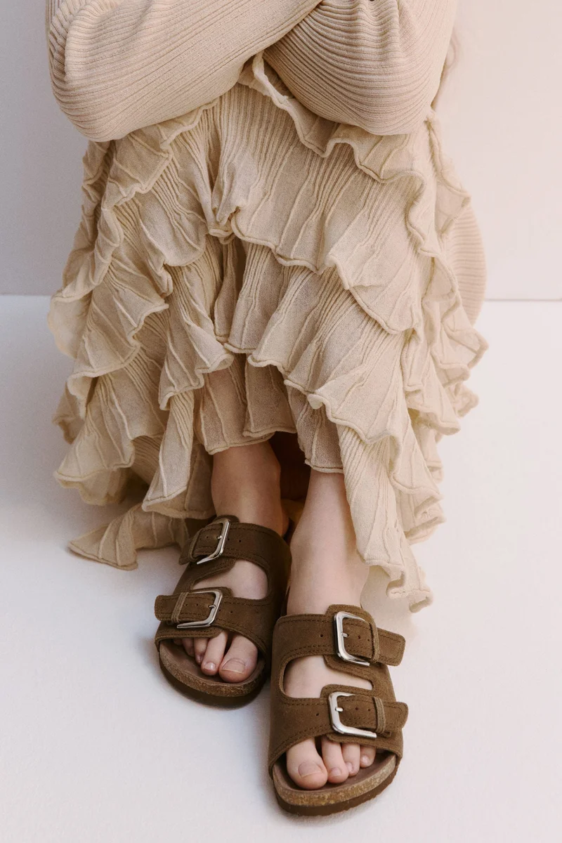 اتش اند ام صندل من الجلد السويدي