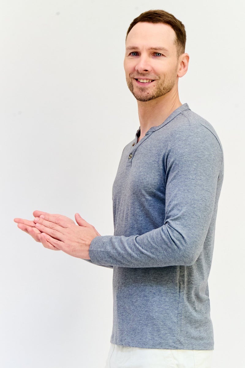 Celio تي شيرت رجالي بأكمام طويلة وفتحة عنق مقسومة، رمادي - Image 4