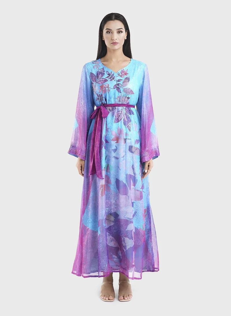 كشخة فستان بطبعة أوراق زرقاء مع تطريز يدوي