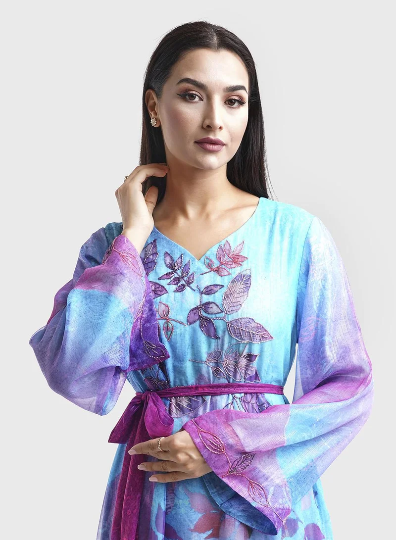 كشخة فستان بطبعة أوراق زرقاء مع تطريز يدوي