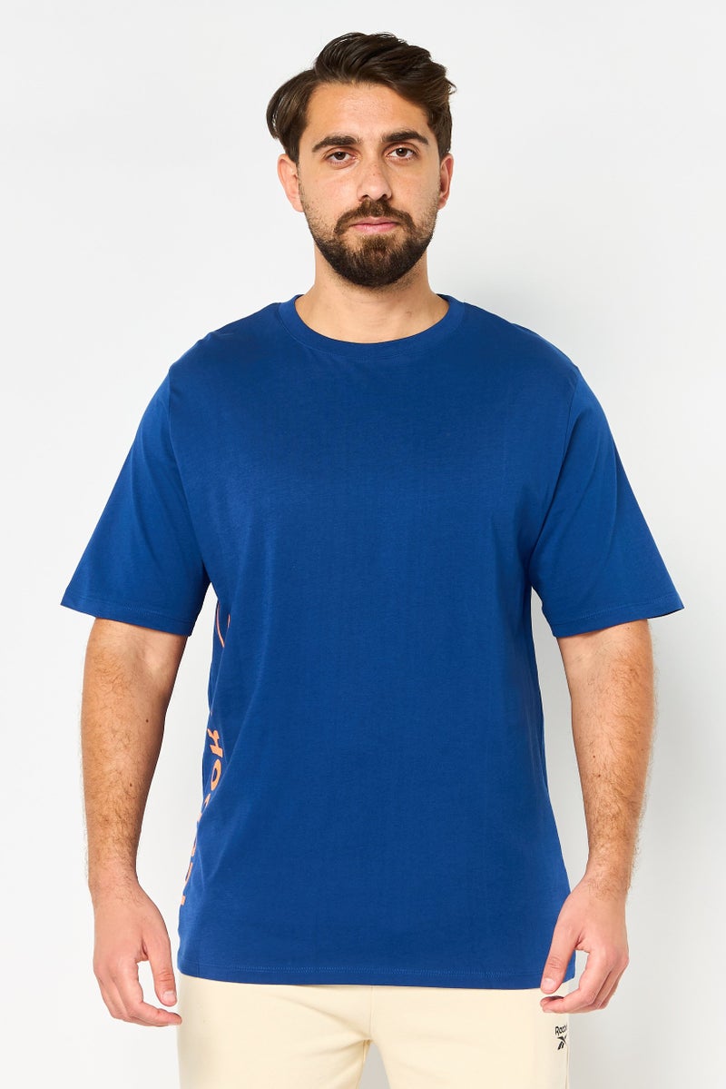 Reebok تي شيرت رياضي للرجال بأكمام قصيرة مناسب في الهواء الطلق، أزرق داكن - Image 1