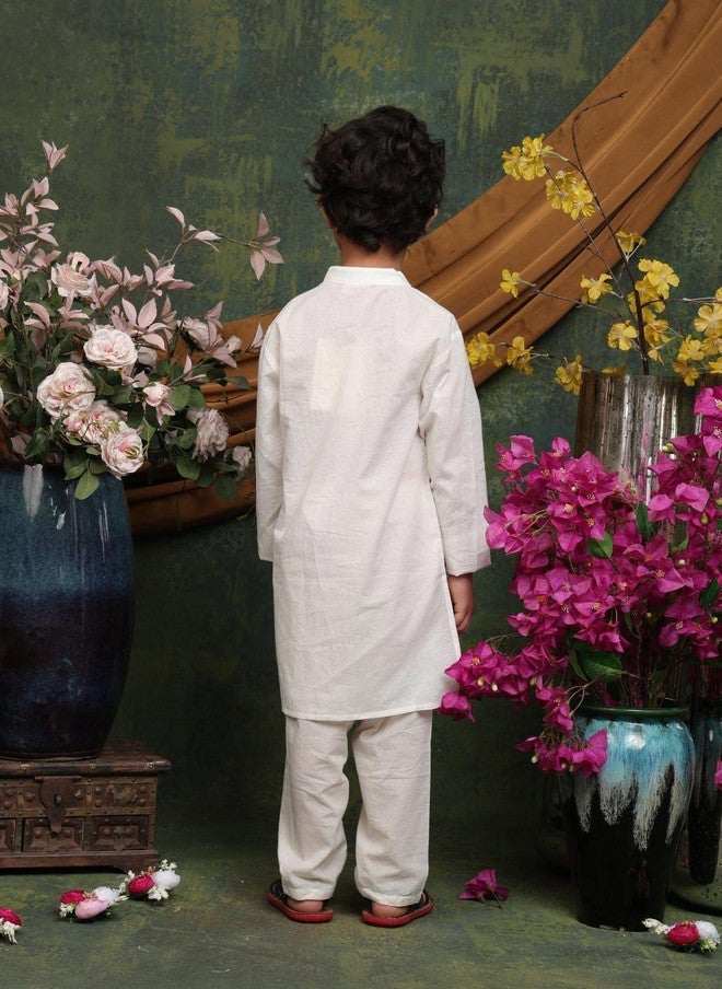 Saka Designs طقم كورتا وبجامة أبيض للأولاد مع ياقة ماندارين - Image 4