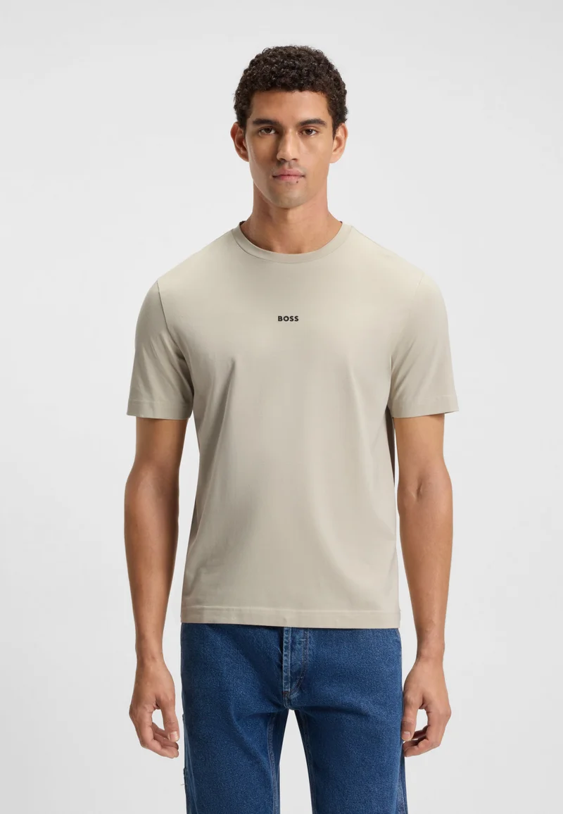 بوس تيشيرت بقصة مريحة قطن مطاطي بطبعة شعار