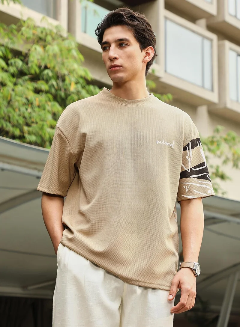 كامبوس سوترا Campus Sutra Men's Khaki Beige Boxy Folk-Wave T-Shirt | Round Neck , Short  Regular Sleeves , Pull On Closure | Graphic Placement Print Waffle | Cotton-Blend T-Shirt For Casual Wear