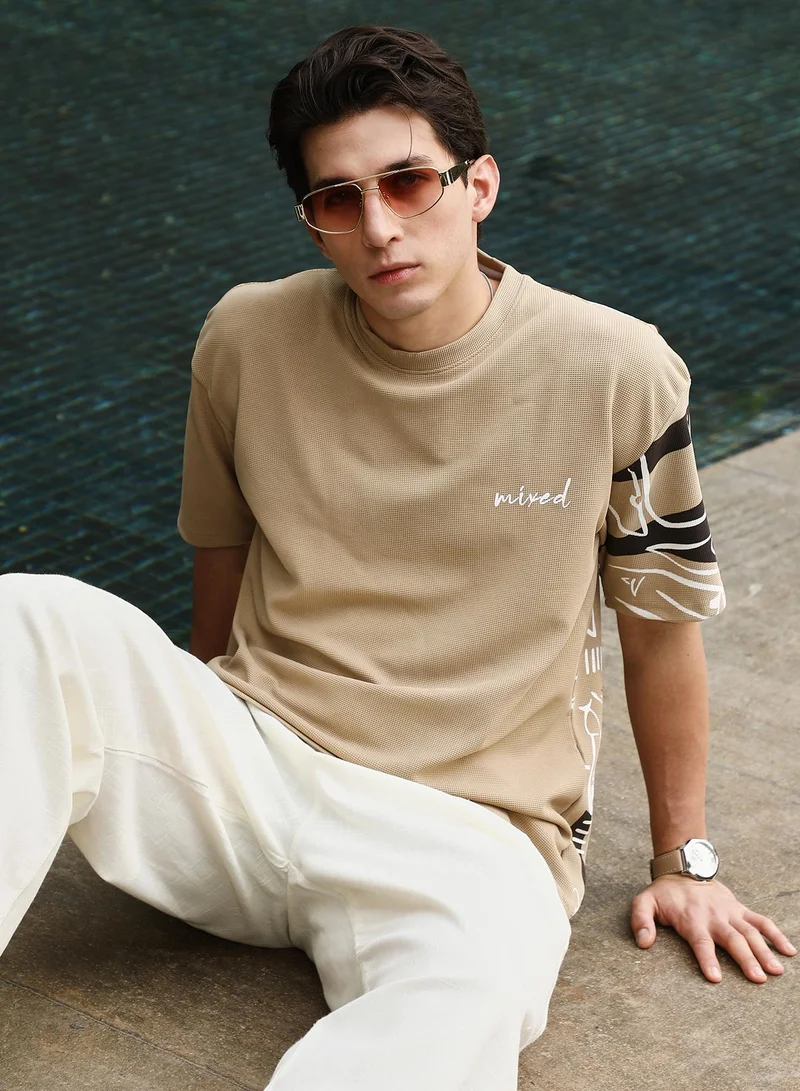 كامبوس سوترا Campus Sutra Men's Khaki Beige Boxy Folk-Wave T-Shirt | Round Neck , Short  Regular Sleeves , Pull On Closure | Graphic Placement Print Waffle | Cotton-Blend T-Shirt For Casual Wear