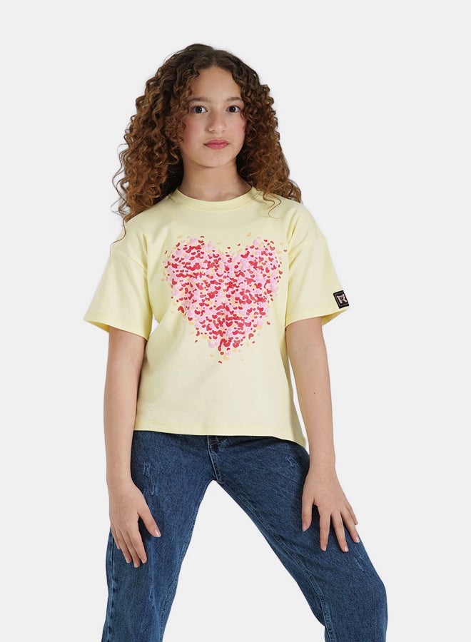 ريمينت تيشرت للبنات برسمة قلوب اصفر فاتح  - Image 3