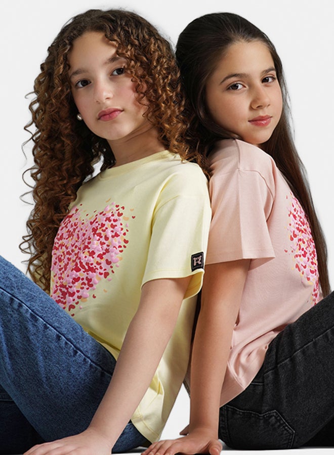 ريمينت تيشرت للبنات برسمة قلوب اصفر فاتح  - Image 4