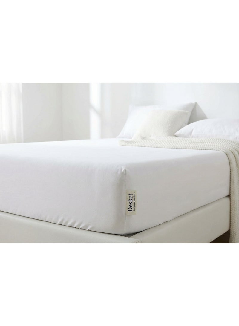 DESKET ديسكيت عنوان المنتج: ديسكيت شرشف سرير مطاط فاخر - مايكروفايبر ناعم، حواف مرنة عميقة - أبيض سادة (متوفر بمقاس مفرد 90×190 وكوين 190×200) - Image 4