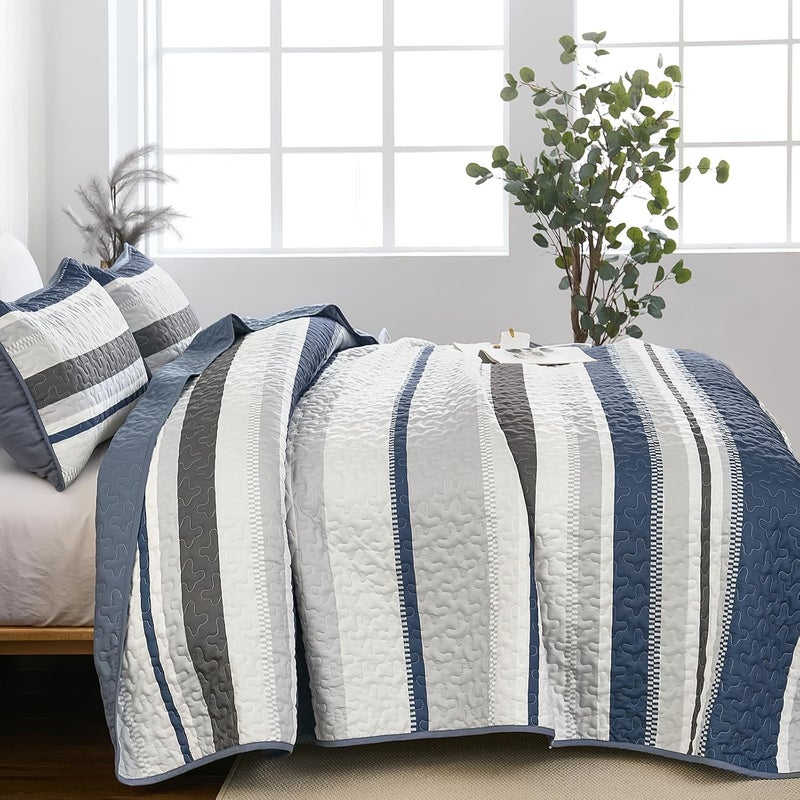 WONGS BEDDING مجموعة بطانيات من WONGS لحجم كينغ سايز، تتكون من 3 قطع: غطاء سرير بألوان زرقاء معدنية مخطوطة، بالإضافة إلى 2 وسادة، مجموعة أغطية ناعمة وخفيفة الوزن، مقاس 110" × 90". - Image 3