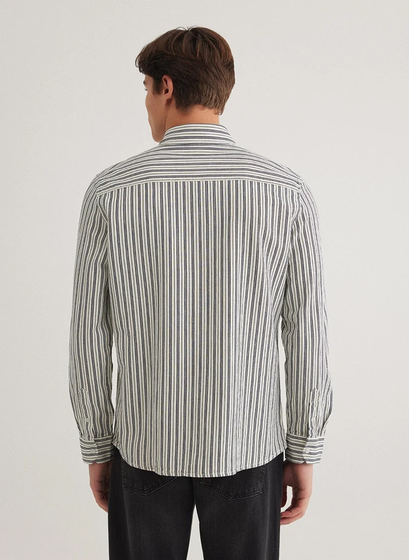 مافي قميص أبيض مخطط