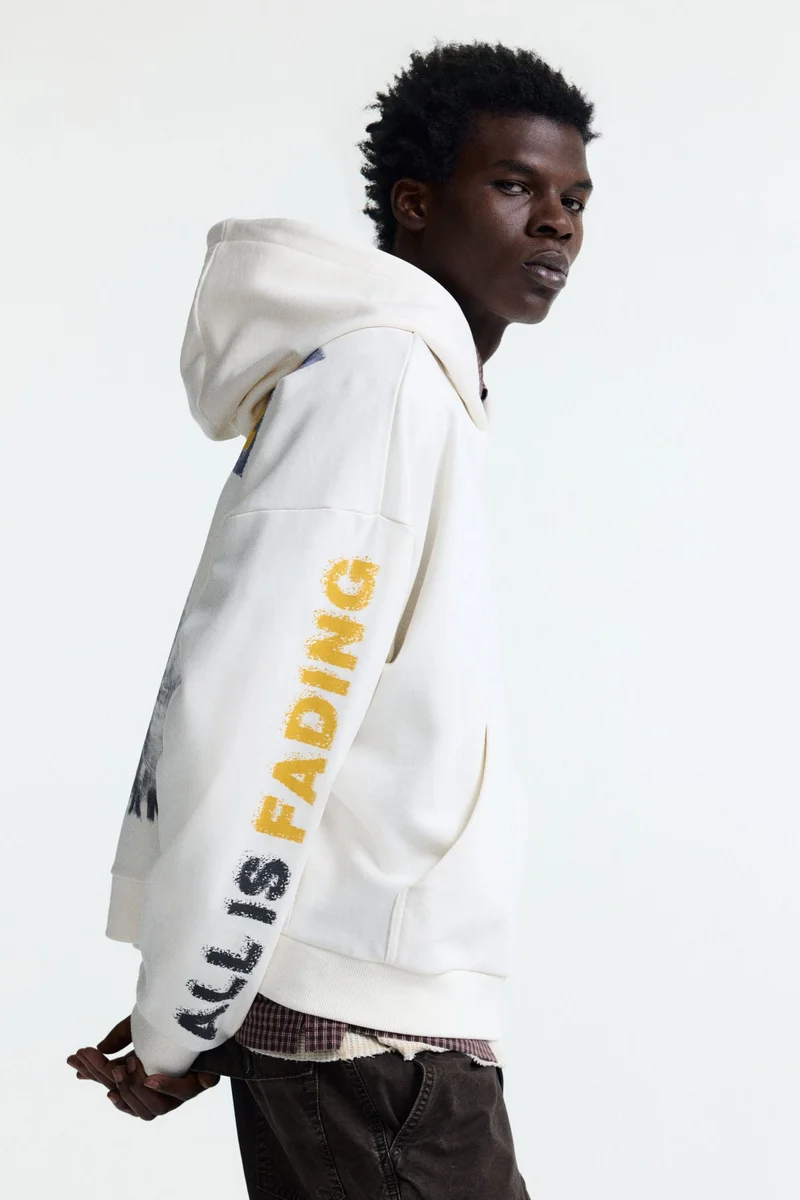 اتش اند ام هودي بقصّة فضفاضة مزين بطبعة