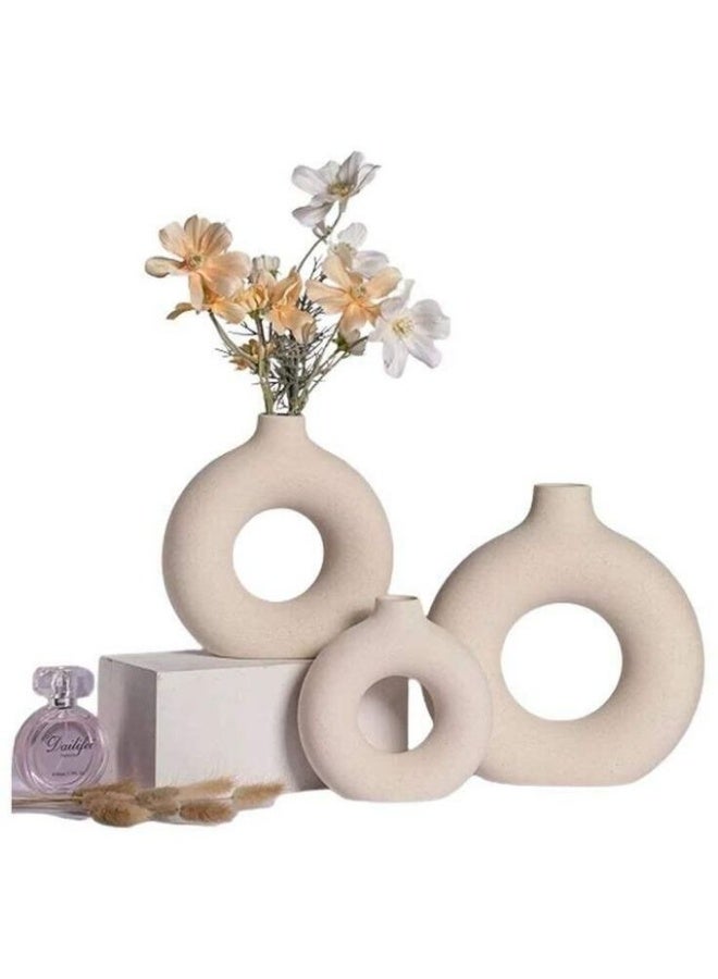 This elegant 3-piece vase set combines simplicity and elegance in an ivory-white design.