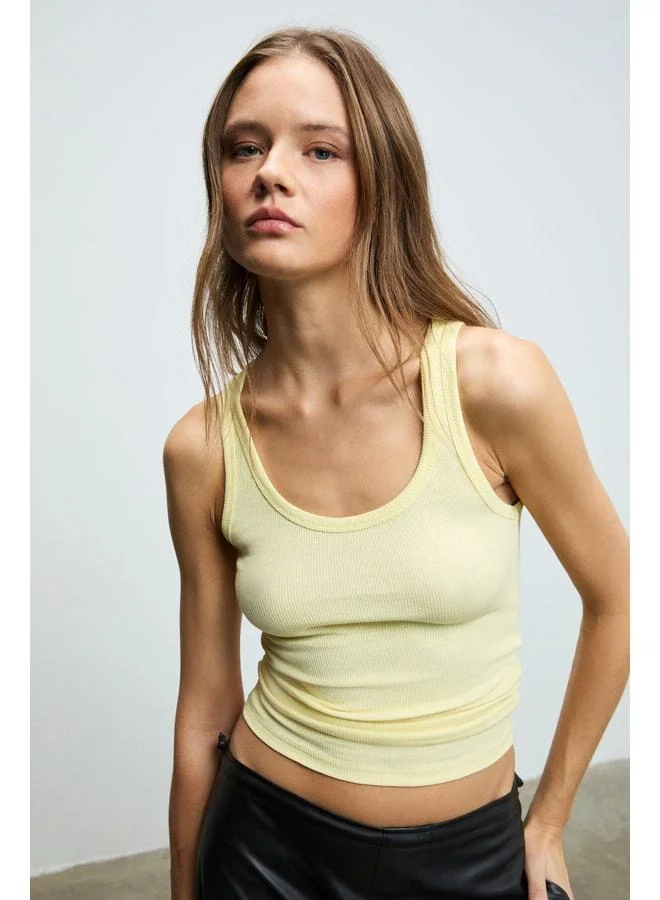 إتيكيت LILLESOL للنساء بلوزة ذات مظهر مضلع بنمط Slim Fit تُحاذي الجسم، ياقة قطنية، أساسية، باللون الأصفر.