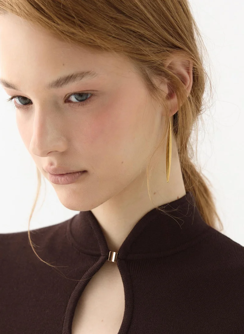 Teardrop-shaped earrings in glossy metal