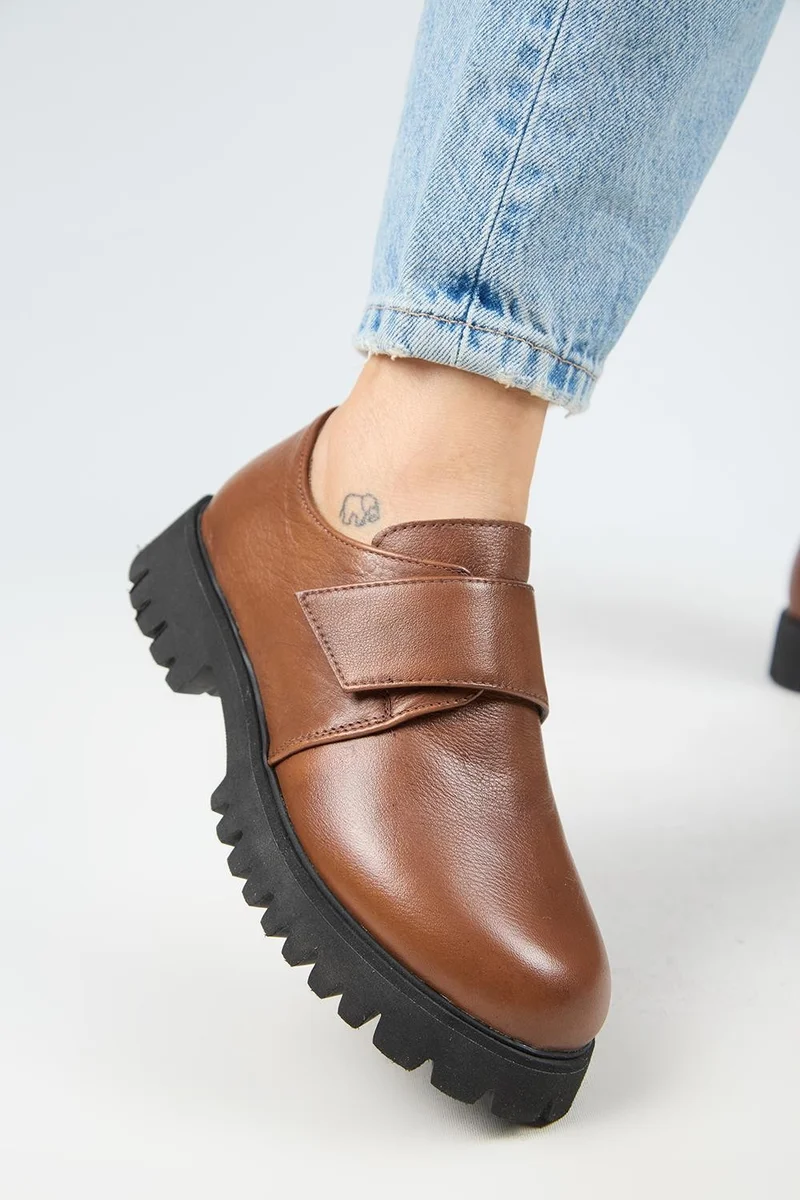 مانجيرو حذاء مانيجيرو ميمي النسائي من الجلد الطبيعي بلون بني فاتح، مزود بشريط لاصق.