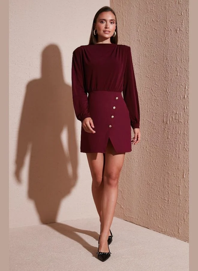 ليلا فستان قصير بياقة واقفة وتفاصيل فتحة من ليلا للنساء