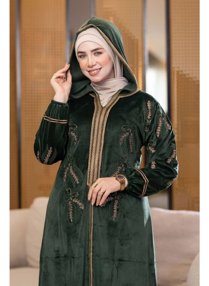 عباية قطيفة حريمي أنيقة بخامة هايدي ناعمة وتطريز حرير راقٍ – تصميم مريح ومناسب للاستقبال والخروج - Image 2