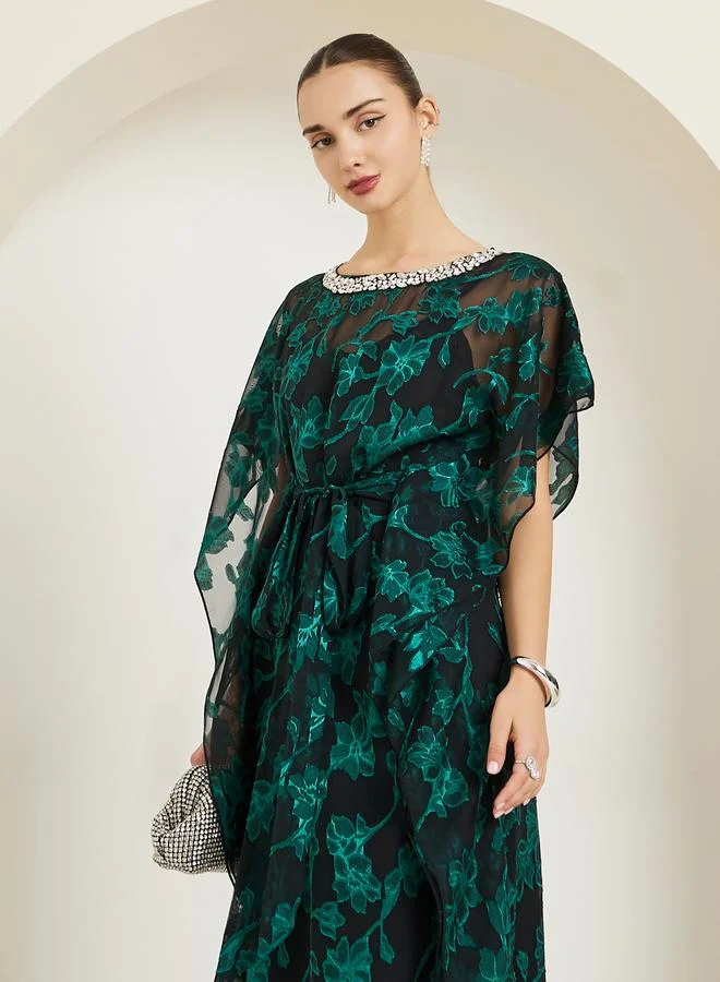 ستايلي قفطان منمق بتفاصيل جاكار