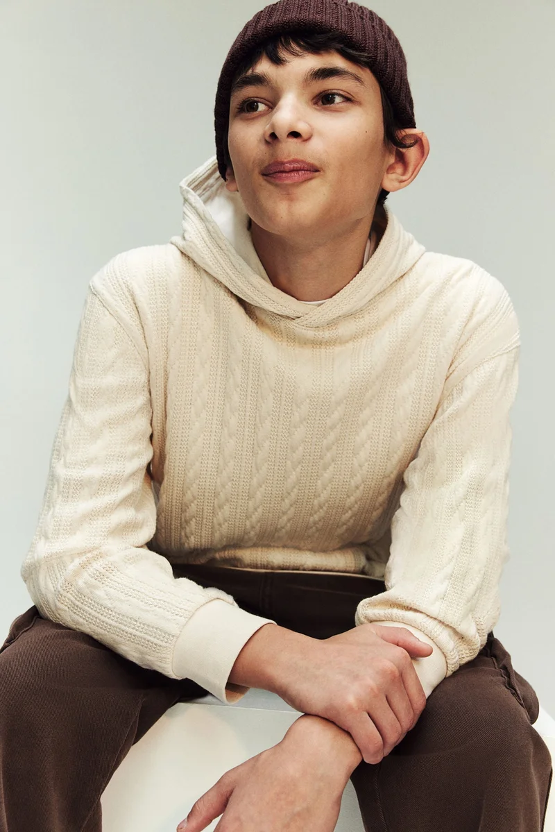 اتش اند ام هودي مصمم بمظهر حياكة بنمط الحبال