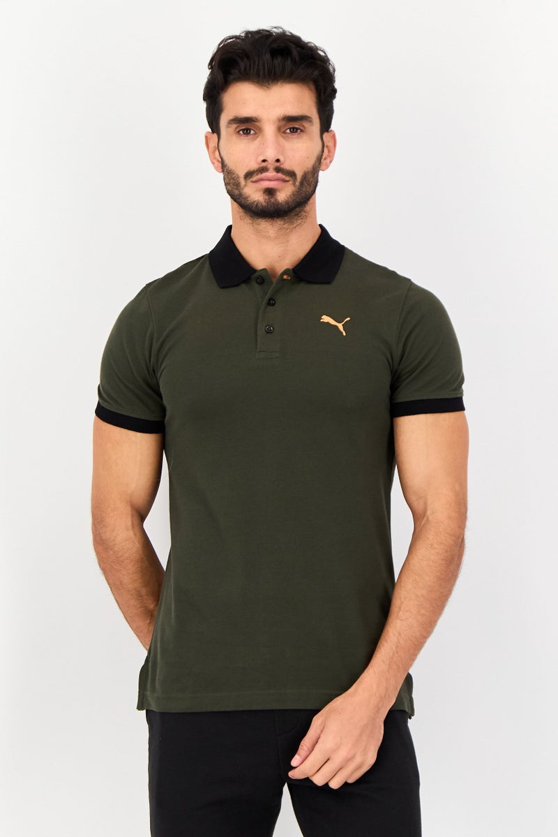 PUMA قميص بولو قصير الأكمام للرجال بتصميم عادي مع شعار العلامة التجارية، أخضر غامق - Image 1