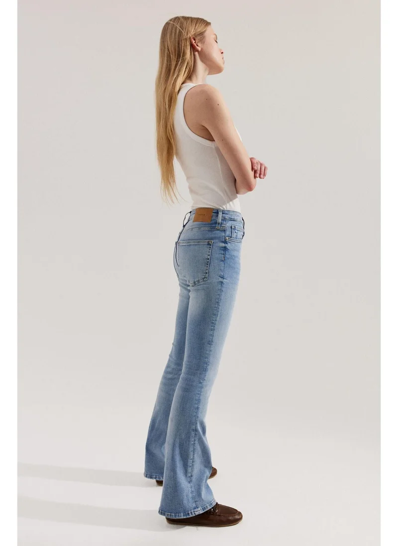 اتش اند ام Flared Ultra High Jeans