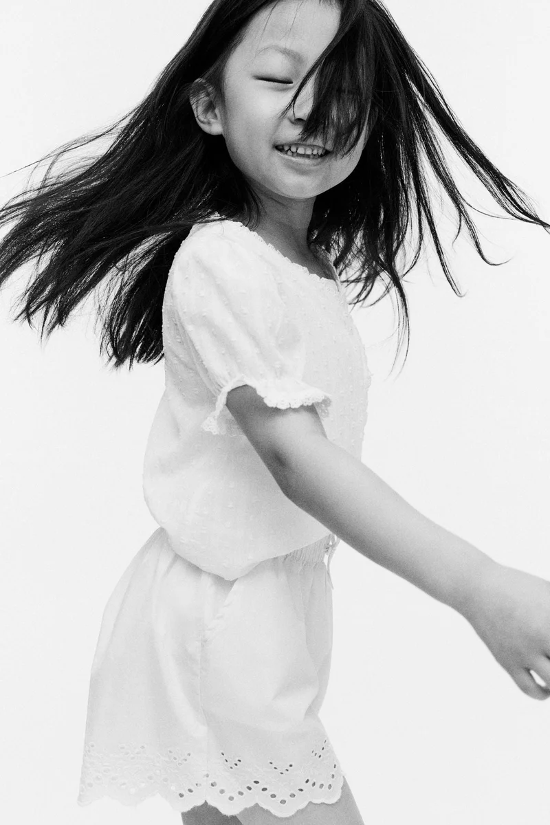 اتش اند ام شورت قطني مطرز بنمط إنجليزي