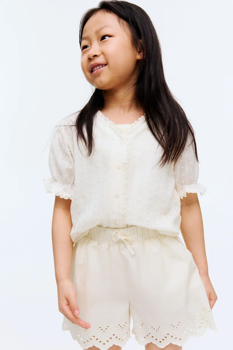 اتش اند ام شورت قطني مطرز بنمط إنجليزي