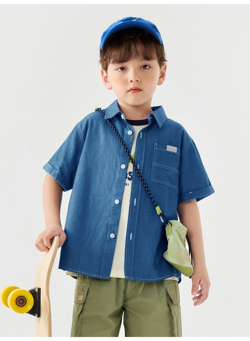 ميني بالا قميص طفل أولاد من أزرق جينز أنيق بأكمام قوية، قطعة دائمة واستيعابية للتنفس، مفتوح بأزرار، طوق مدبب مع جيب على الصدر، مثالي للارتداء اليومي وللأنشطة الخارجية والاجتماعات غير الرسمية قميص طفل - Image 1