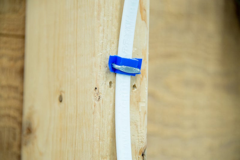 Gardner Bender MSI-200JT Insulated Metal Staple, ½", Secures: NM Electrical Cable, BX, MC, AC, and UF Cable, 200 Pack, Blue - Image 2