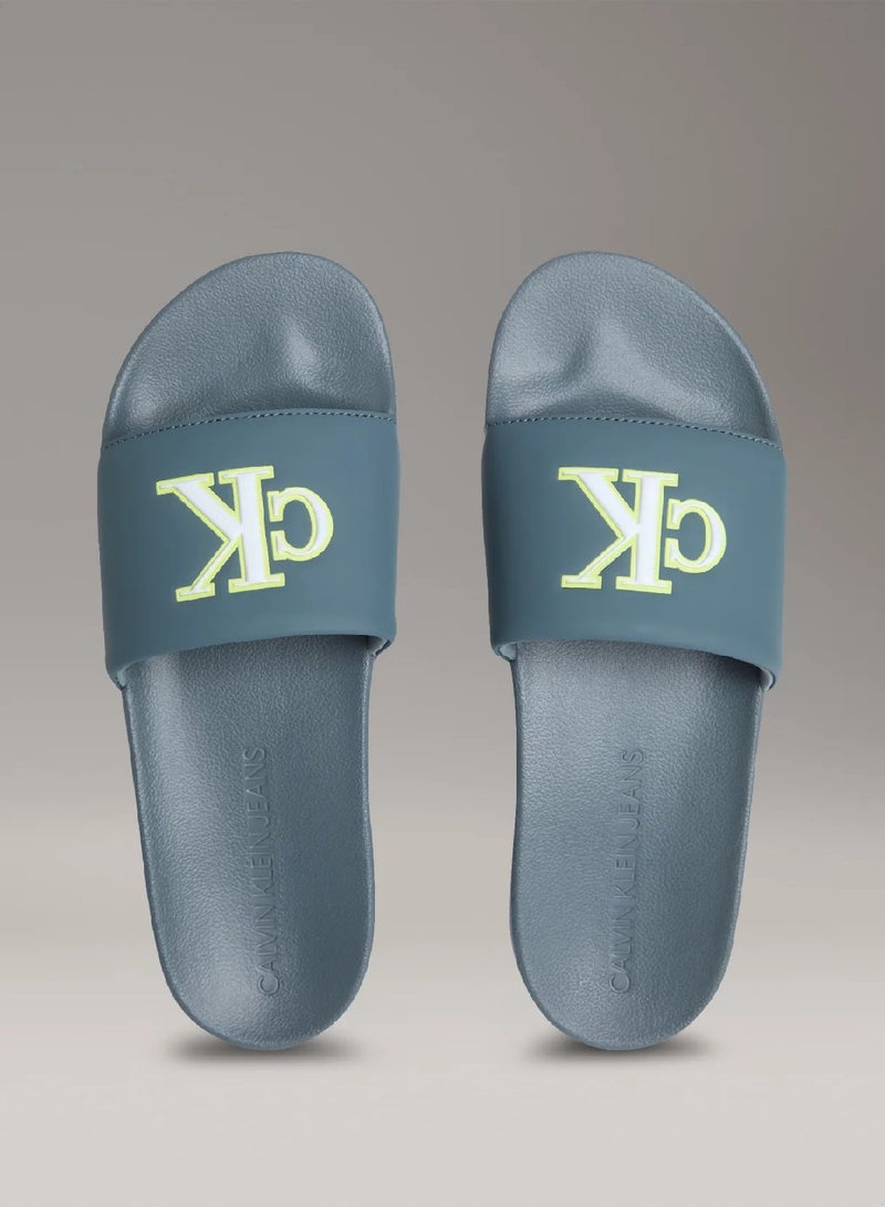 شبشب مزين بشعار كلفن كلاين