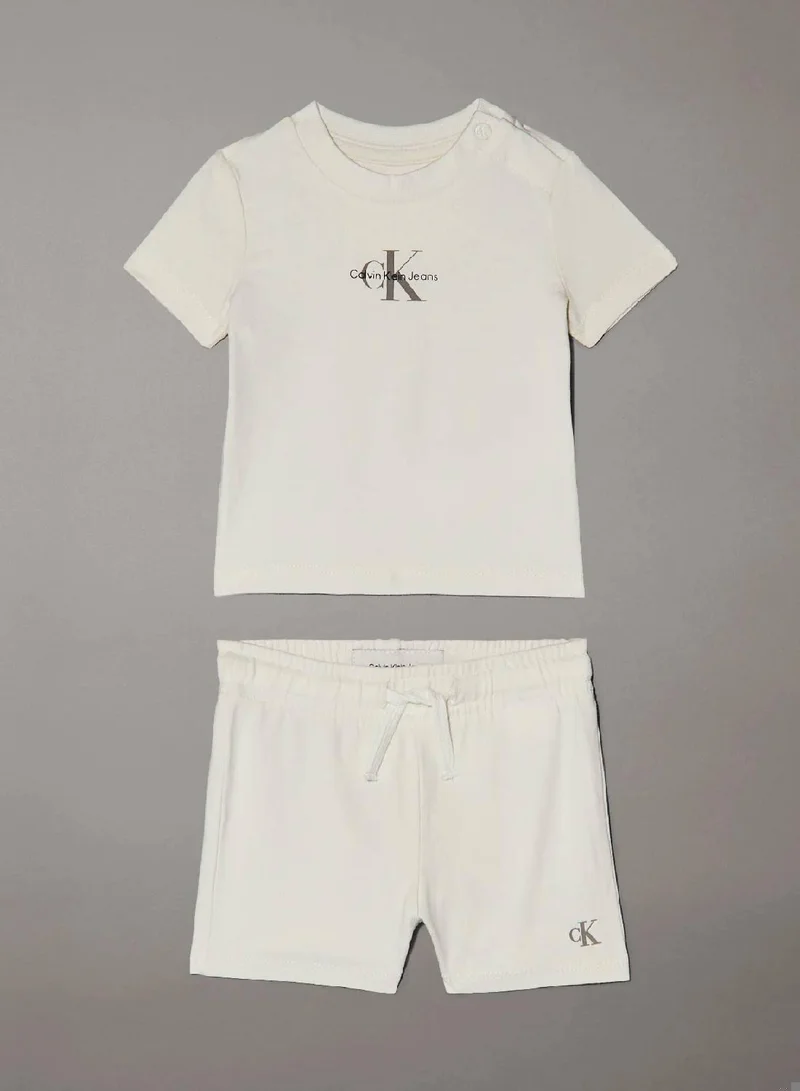 كالفن كلاين جينز طقم شورت وتيشرت للأطفال حديثي الولادة