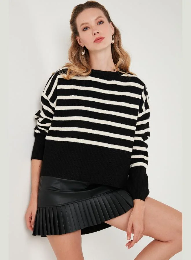 ليلا كنزة نسائية ليلى بقصة مريحة مخططة، أمام قصير وخلف طويل