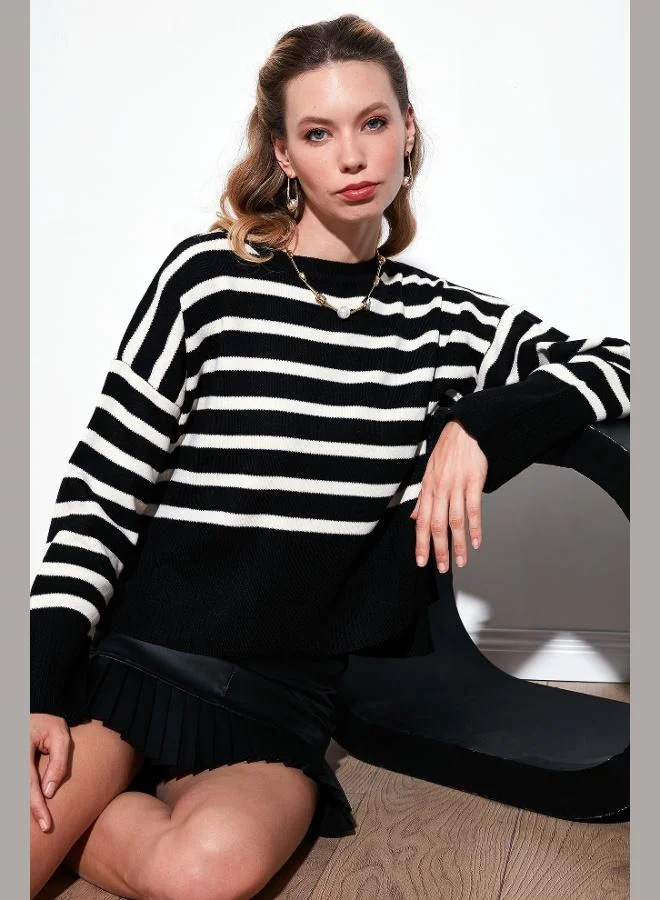 ليلا كنزة نسائية ليلى بقصة مريحة مخططة، أمام قصير وخلف طويل