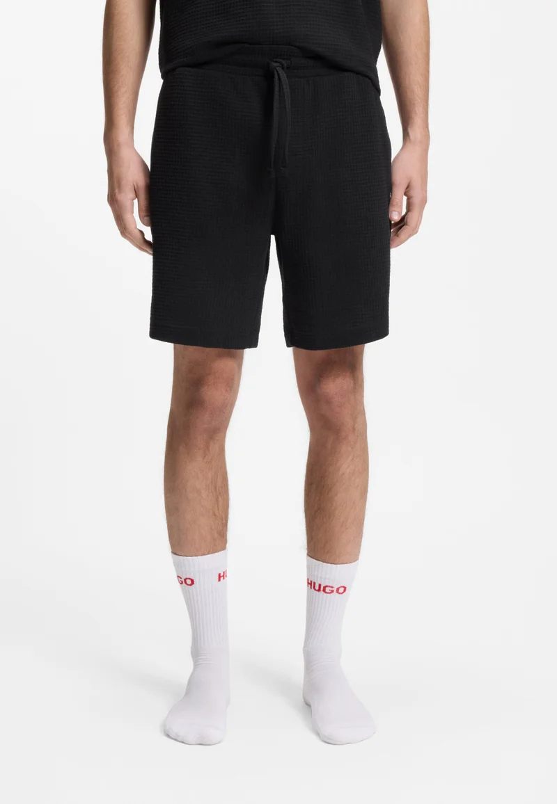 هوجو شورت بيجامة بنقشة الوافل وشعار مطرز