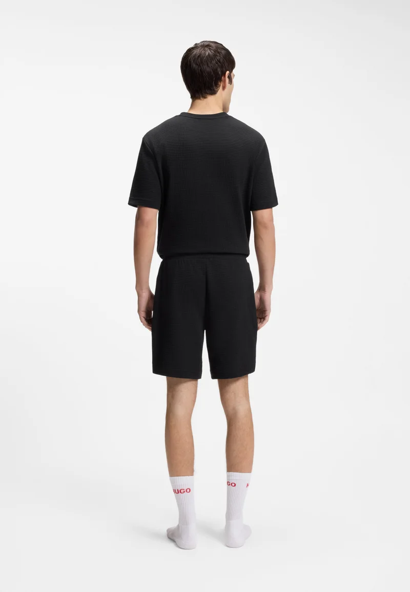 هوجو شورت بيجامة بنقشة الوافل وشعار مطرز