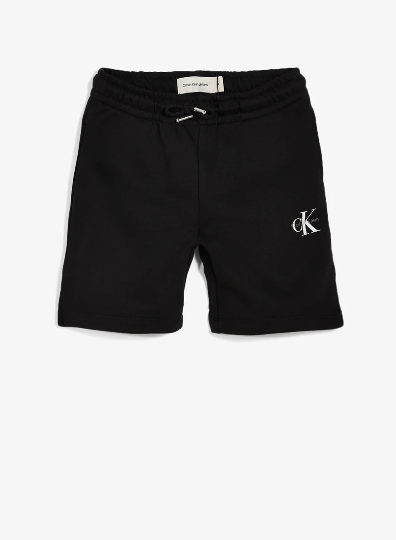 كالفن كلاين جينز شورت برباط بشعار الشباب