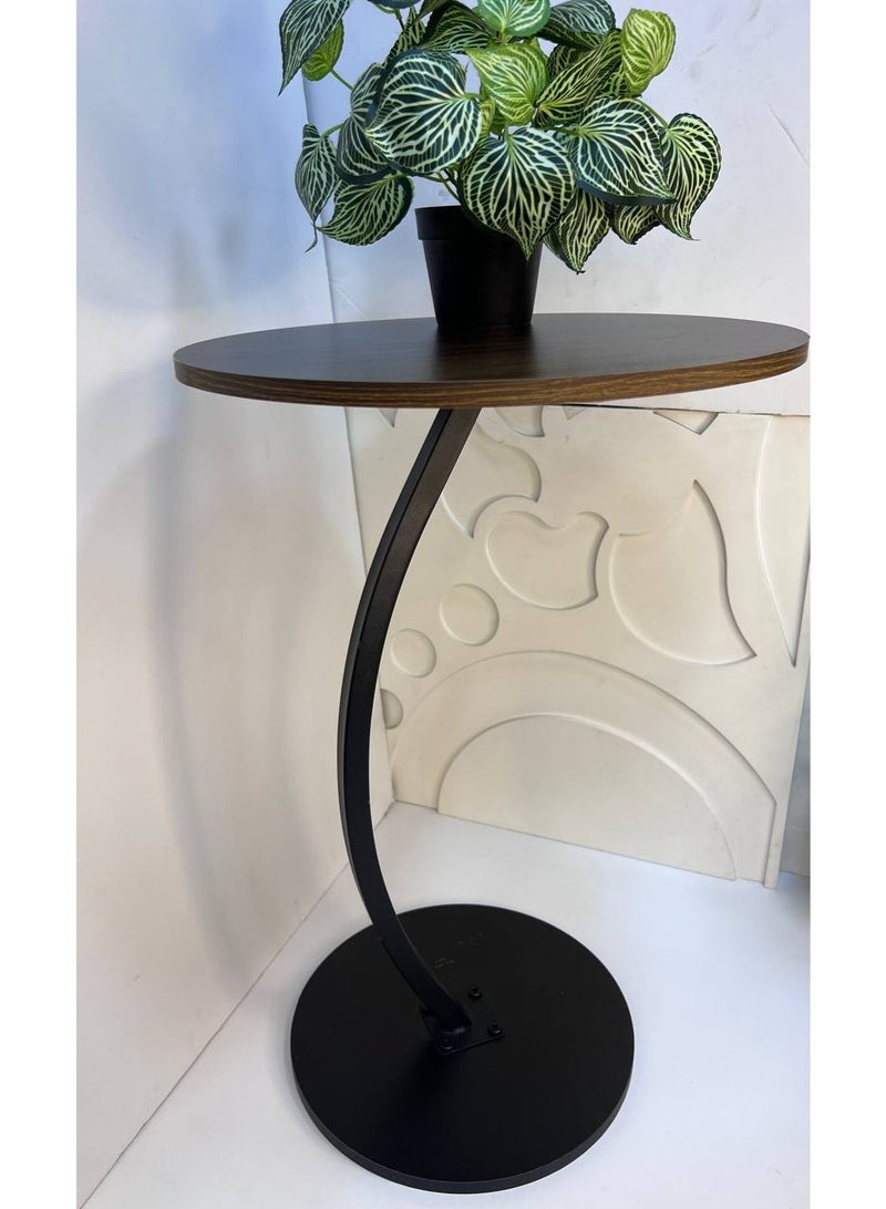 ترابيزة جانبية مودرن بشكل حرف C سطح بيضاوي أنيق + رجل معدن قوية = شياكة وعملية في مكان واحد! تنزلق تحت الكنب أو السرير بسهولةمثالية للقهوة، اللابتوب أو كتابك المفضل تصميم عصري يضيف لمسة ديكور لأي ركن - Image 3