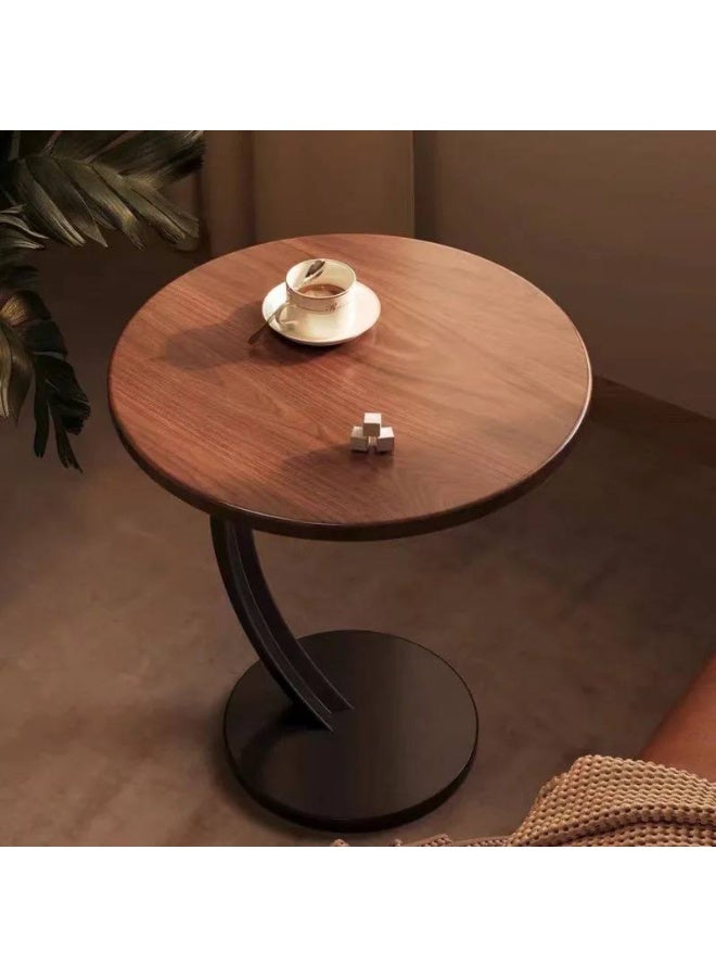 ترابيزة جانبية مودرن بشكل حرف C سطح بيضاوي أنيق + رجل معدن قوية = شياكة وعملية في مكان واحد! تنزلق تحت الكنب أو السرير بسهولةمثالية للقهوة، اللابتوب أو كتابك المفضل تصميم عصري يضيف لمسة ديكور لأي ركن - Image 5