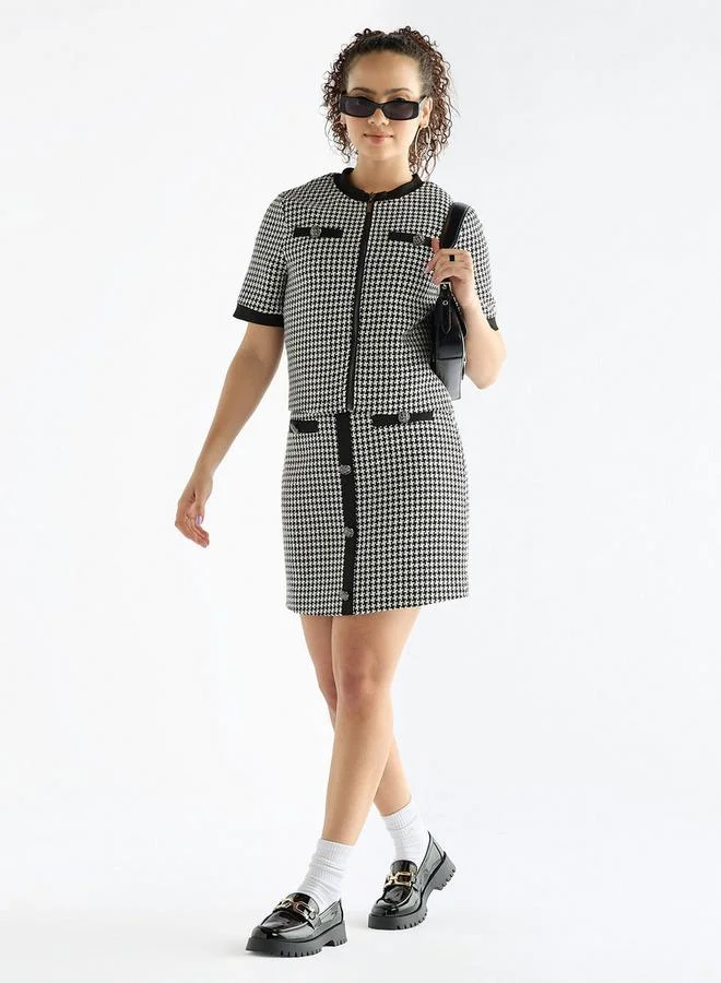 سبلاش فيڤ تنورة ميني بارزة الملمس بتفاصيل أزرار