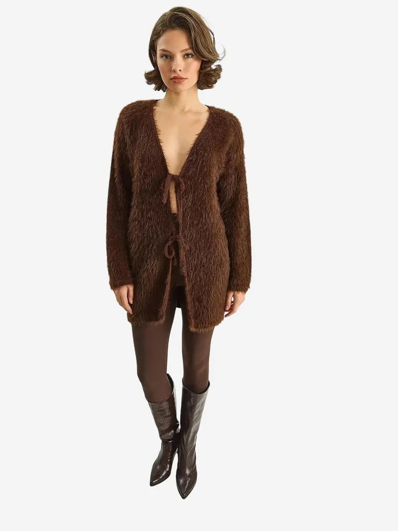 بيانكو لوتشي كارديجان ميدي برقبة على شكل حرف  مع رباط من لوتشي