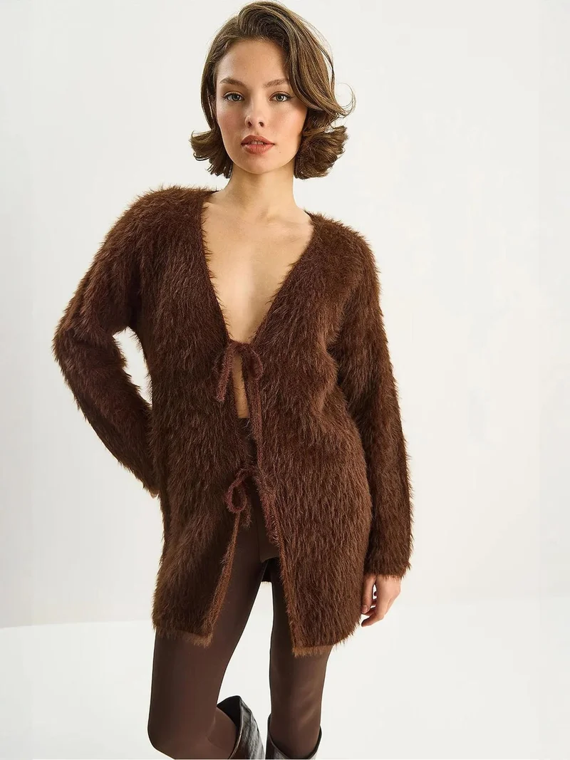 بيانكو لوتشي كارديجان ميدي برقبة على شكل حرف  مع رباط من لوتشي