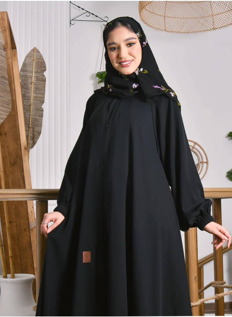 HAWRAA ABAYA A closed abaya with a cloche cut and a slit at the back with a button and cuffed sleeves