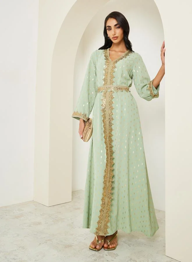 أميرة قفطان مطرز بتصميم واسع من الأسفل