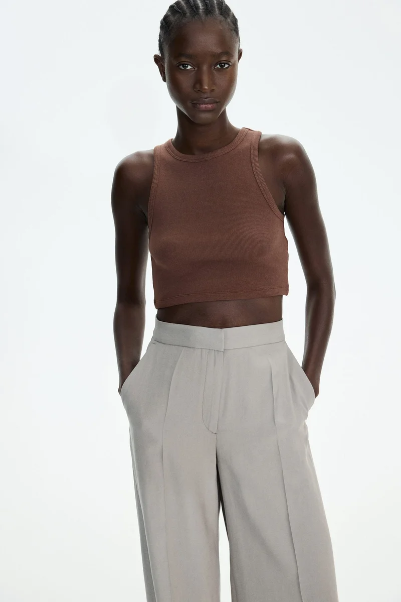 اتش اند ام سترة قصيرة بدون أكمام