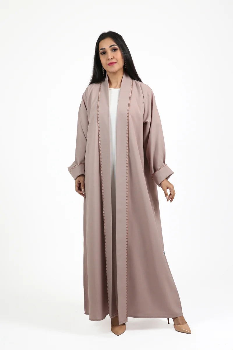 نيكياس عباية نيكاس قماش باربي بياقة متداخلة مع تطريز أبيض على الأكمام والأمام